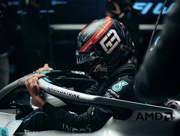 Russell se pro Schumachera vzdává přilby Russell se pro Schumachera vzdává přilby