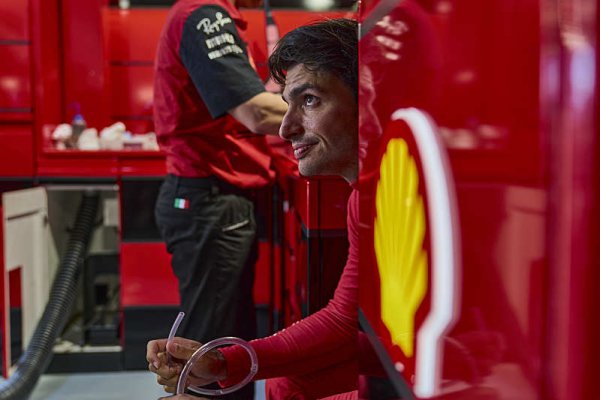 Ferrari pořád dokáže Sainze překvapit