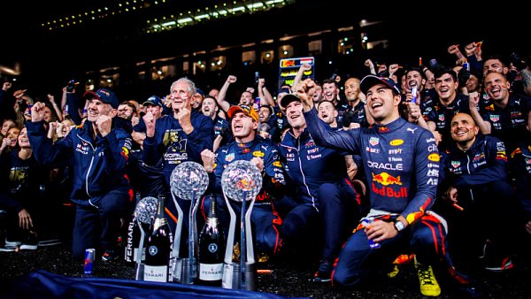 Verstappen přijímá gratulace