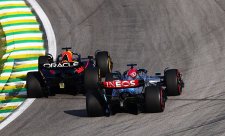 Verstappenův vůz sežral pneumatiky