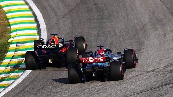 Verstappenův vůz sežral pneumatiky