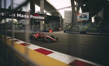 Sainz znovu nejrychlejší, Verstappenovo trápení pokračuje