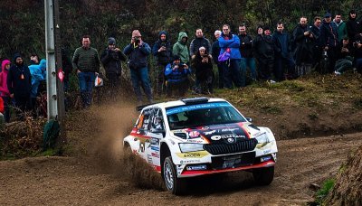 Finského šampiona pronásledují dva vítězové WRC, Caisovi se pódium vzdaluje