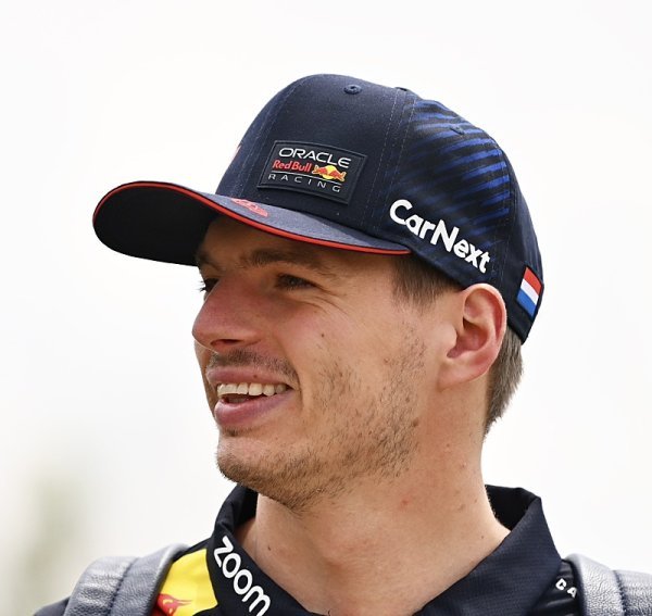 Další déšť, Verstappen nejrychlejší a Sainz ve zdi