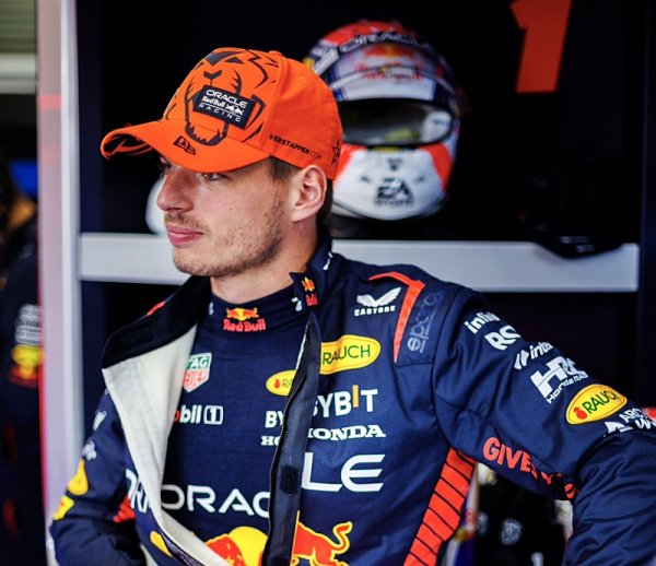 Voda, tři červené vlajky a Verstappen zpět na špici