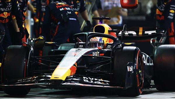 Red Bull začal dvojitým vítězstvím, Alonso se vrátil na pódium