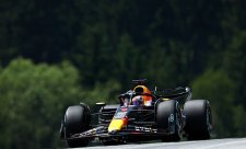Verstappen těsně zdolal Ferrari, Pérezův další propadák