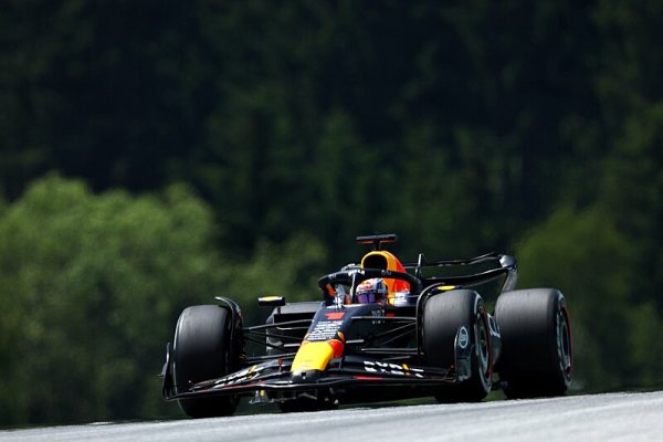 Verstappen těsně zdolal Ferrari, Pérezův další propadák