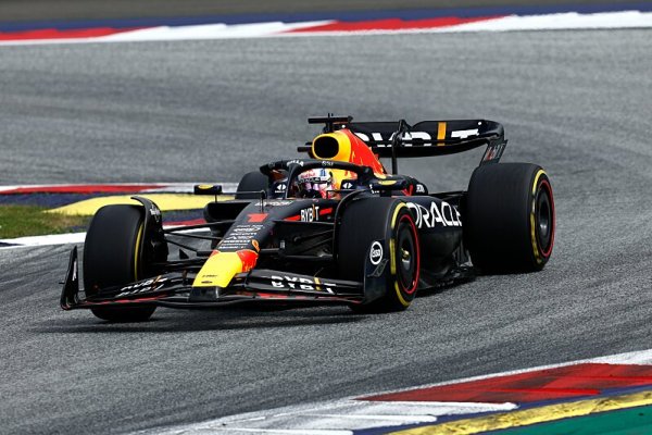 Verstappen vyhrál i se třemi zastávkami, traťové limity úřadovaly