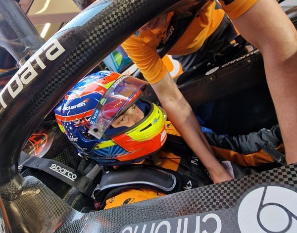 Senzační první řada pro McLaren, Piastri nejrychlejší