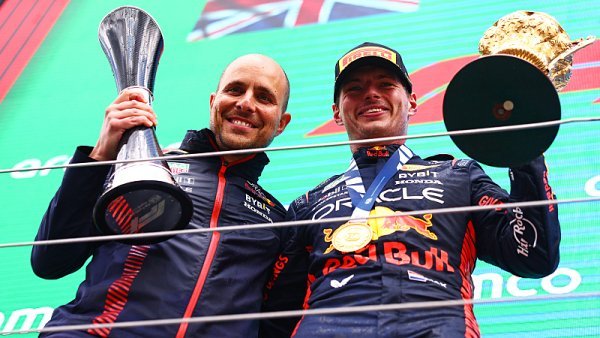 Verstappen se zapotil pouze při startu