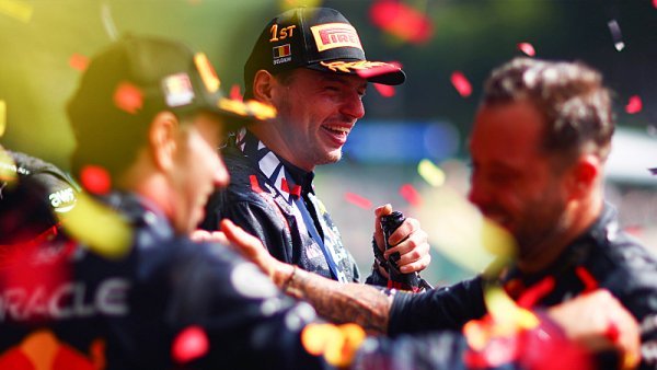 Verstappen má desáté vítězství v řadě