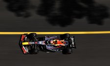 Verstappen těsně před oběma Ferrari