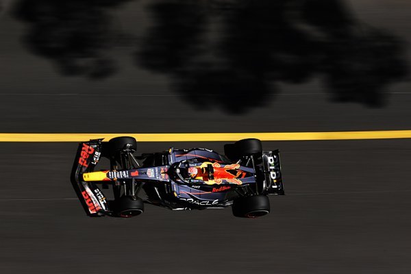 Verstappen těsně před oběma Ferrari