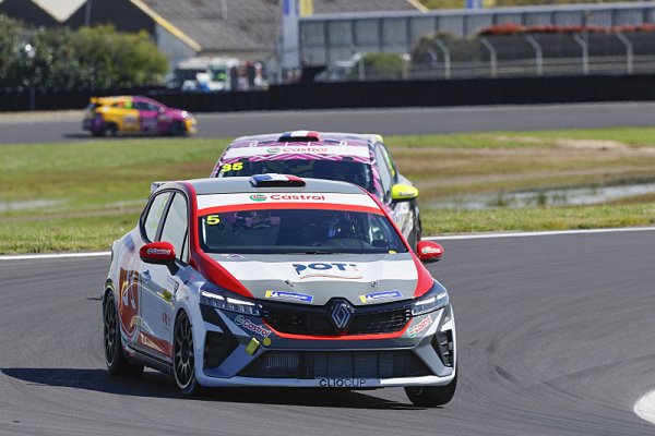 Začátek Clio Cup Series: Málo závodění, hodně kolizí