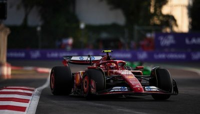 Sainz na špici testovacího tréninku, Russellova velká rana