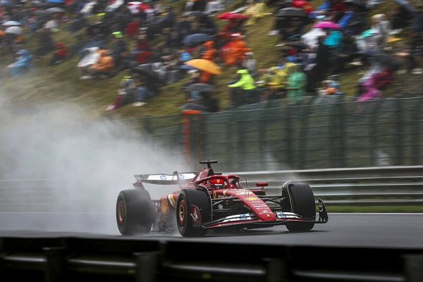 Leclerc za Verstappenem, přesto na pole position