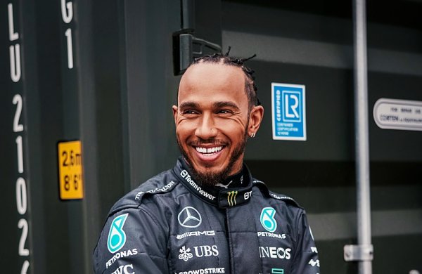 Hamilton se oblékne do rudé