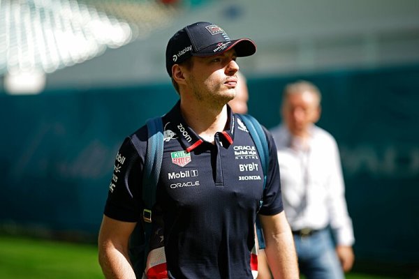 Verstappen udeřil až v závěru, Leclerc v prekerní situaci