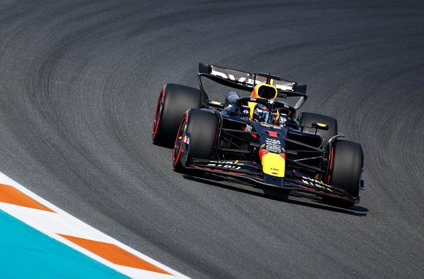 Verstappen splnil další úkol