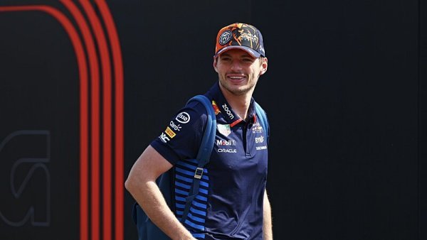 Verstappen v problémech i na špici