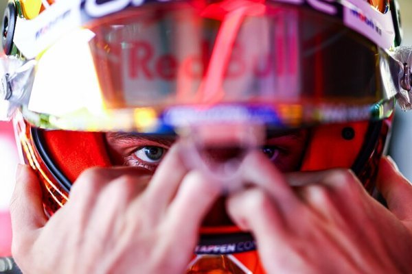 Verstappen těsně před Norrisem, Leclercův propadák