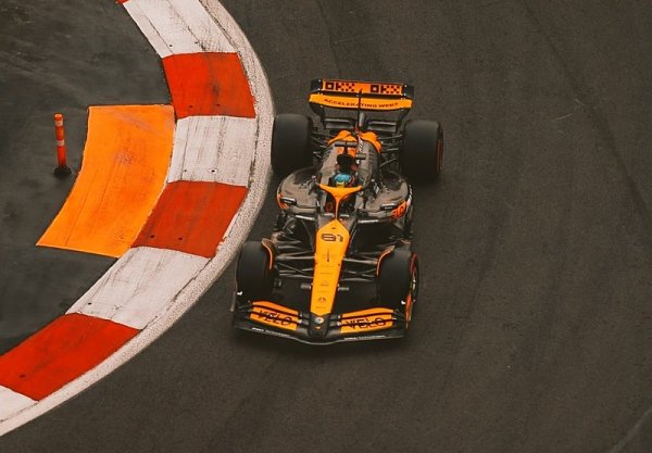 McLaren před kvalifikací udeřil