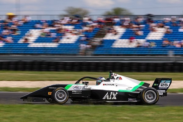 Syn expilota F1 vládne juniorské formuli 