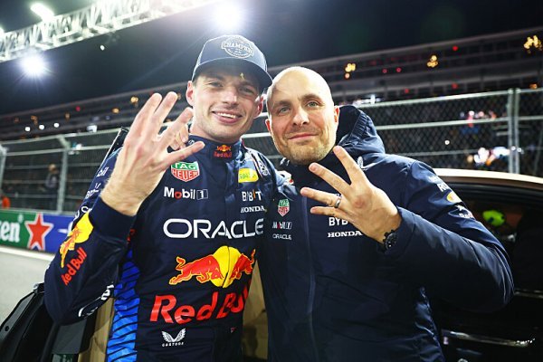 Verstappen je čtyřnásobným šampionem, Mercedes slaví dvojité vítězství