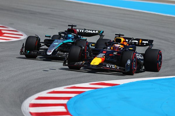 Verstappen ustál Russellův skvělý start i Norrisovy pokusy