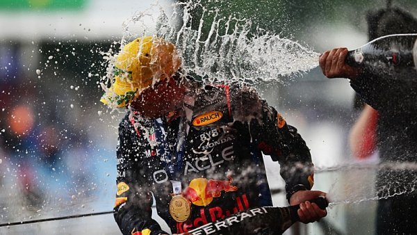 Verstappen má titul téměř jistý