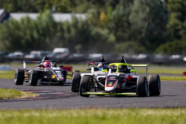 Souboj se vyostřuje: Trappa vede, Karhan se přiblížil