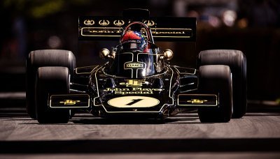 První kapitola v režii domácího hrdiny