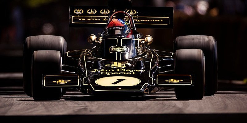 První kapitola v režii domácího hrdiny