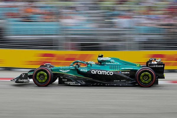 Náročný start víkendu: kouř z Williamsu a smyky McLarenu