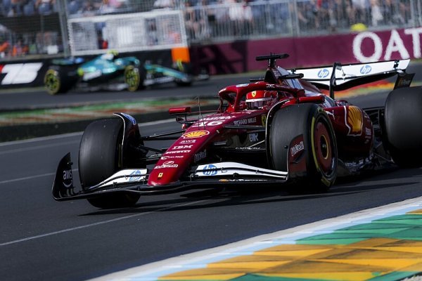 Leclerc dostává Ferrari do čela