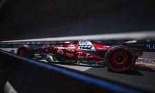 Leclerc zůstává v domácích ulicích stoprocentní, Hamilton boural