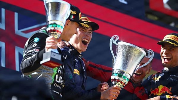 Sezóna formule 2 2025