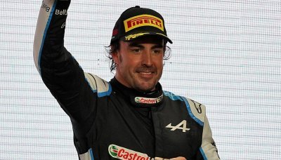 Alonsova první bedna po sedmi letech