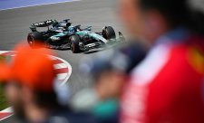 Russellovo vítězství, kolize mezi jezdci McLarenu