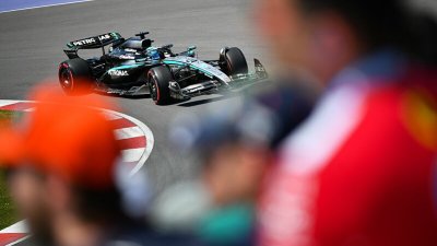 Russellovo vítězství, kolize mezi jezdci McLarenu