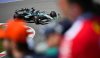 Russellovo vítězství, kolize mezi jezdci McLarenu