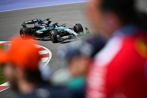 Russellovo vítězství, kolize mezi jezdci McLarenu Russellovo vítězství, kolize mezi jezdci McLarenu