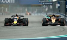 Verstappen odrážel útoky McLarenu jen chvíli