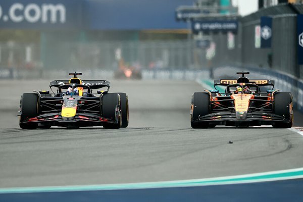 Verstappen odrážel útoky McLarenu jen chvíli Verstappen odrážel útoky McLarenu jen chvíli