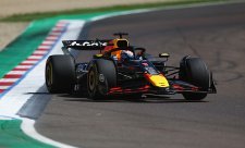 Verstappen kouzlil, rozdílné strategie míchaly kartami