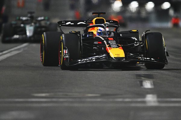 Verstappen si drží naději na titul