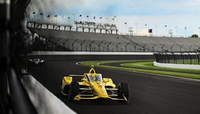 McLaughlin nejrychlejší, Simpson tvrdě boural