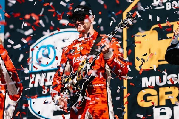 Newgarden zakončil sezónu vítězstvím doma v Nashvillu Newgarden zakončil sezónu vítězstvím doma v Nashvillu