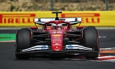 Leclerc šokoval McLareny! Ferrari slaví první pole position v sezóně